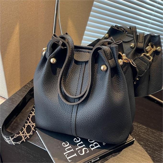 Premium Versatile Bag Ladies 2025 New Wide Shoulder Strap Portable Crossbody Bag Textured Hand Carry Bucket Bag