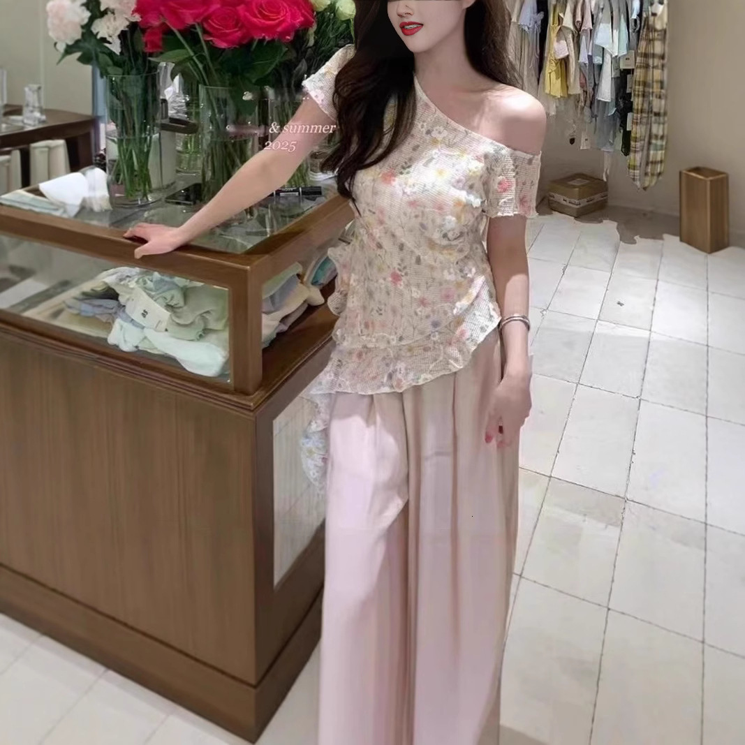 2025 Sweet Flower Off Shoulder Irregular Slimming Top Summer New Fashion T-shirt Fashion Women's S Shirt New Designer T-shirt