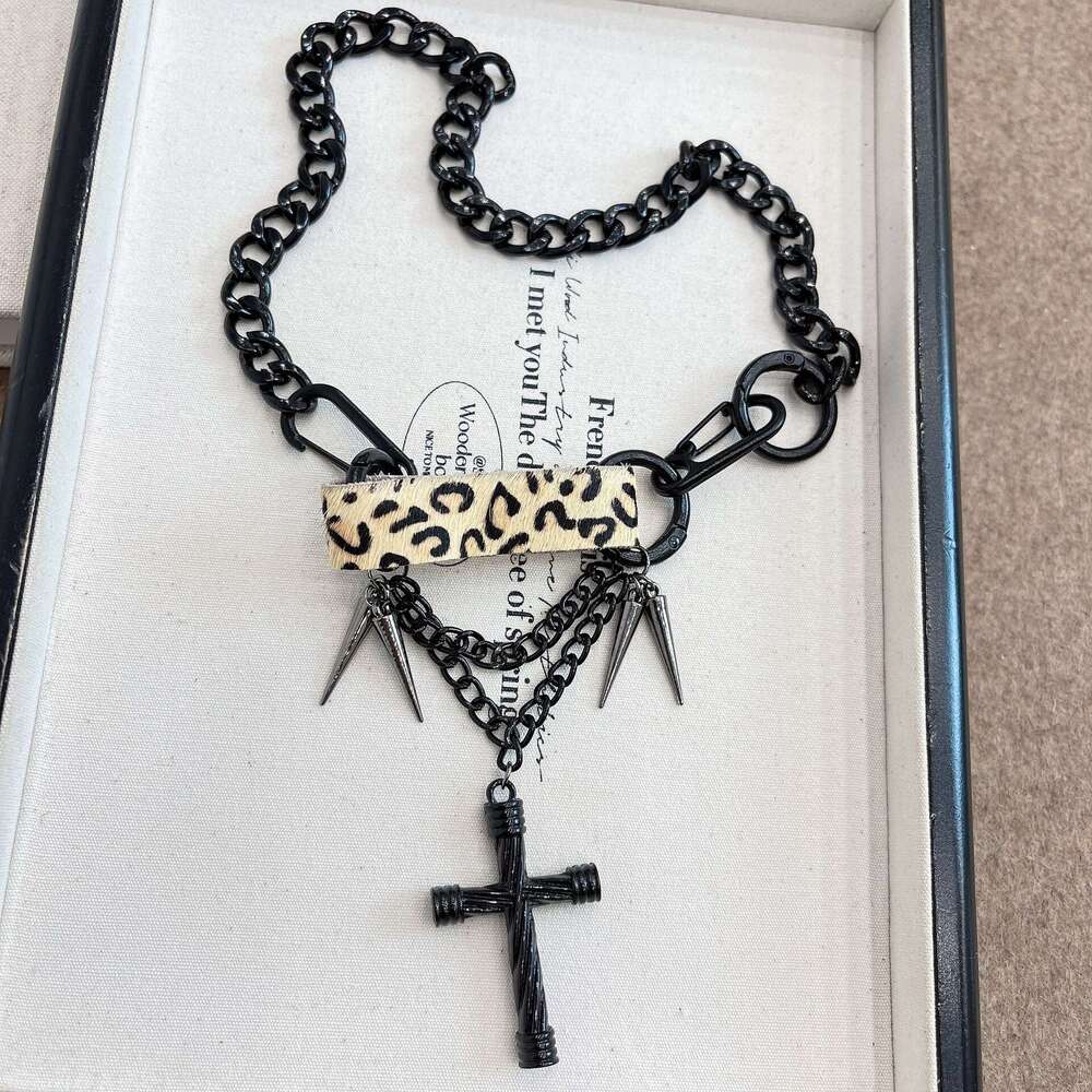 New Leopard Print Rivet Cross Choker Collarbone Chain Punk Sweet Cool Spicy Girl Temperament Personality Fashion Necklace for Women 690
