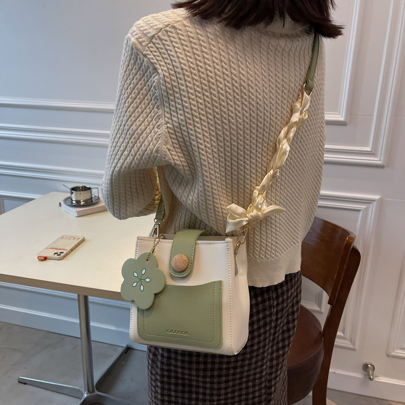 Fashion Trend Bucket for Women 2025 New Color-Block Casual Shoulder Chain Scarf Versatile Crossbody Bag ddmymoon