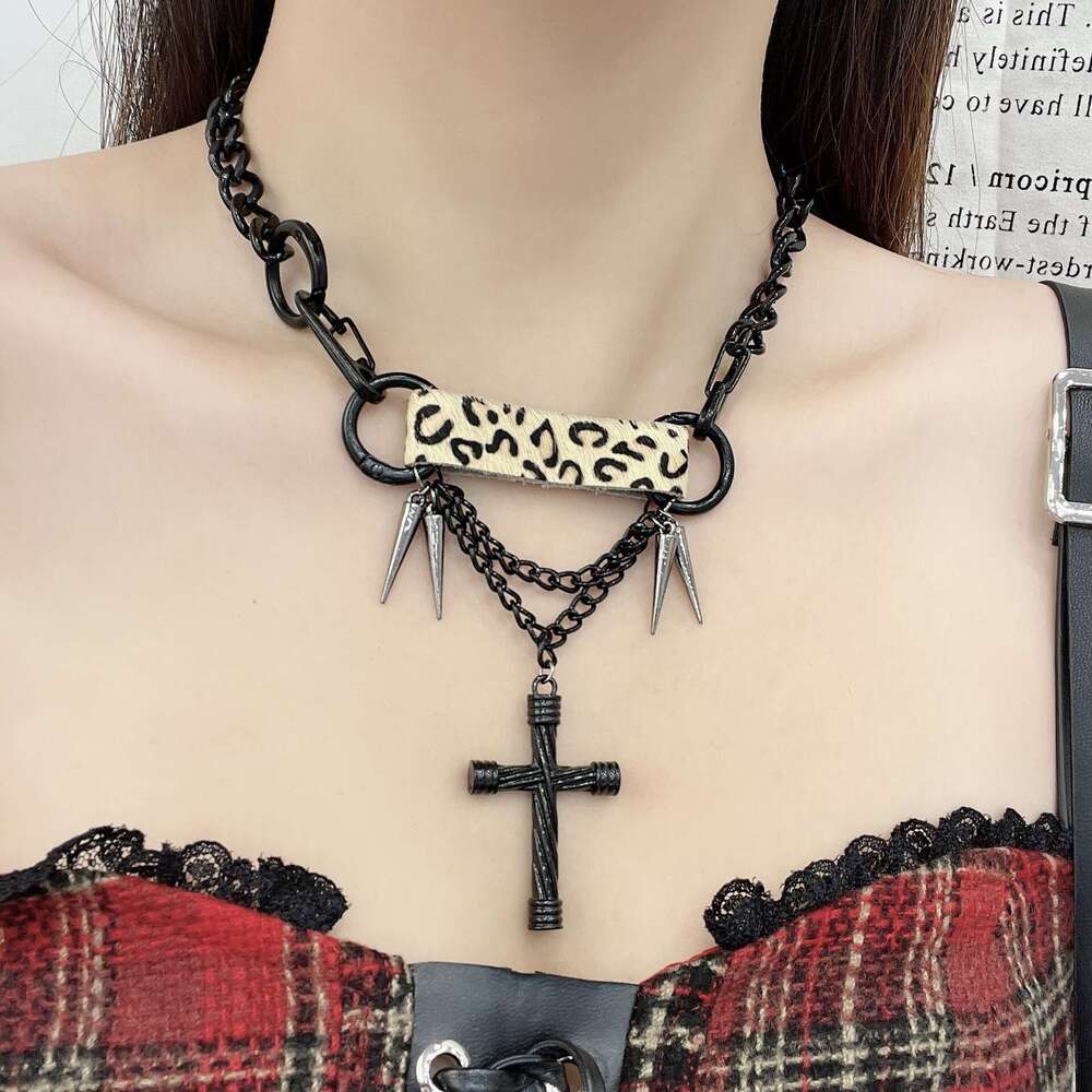 New Leopard Print Rivet Cross Choker Collarbone Chain Punk Sweet Cool Spicy Girl Temperament Personality Fashion Necklace for Women 690