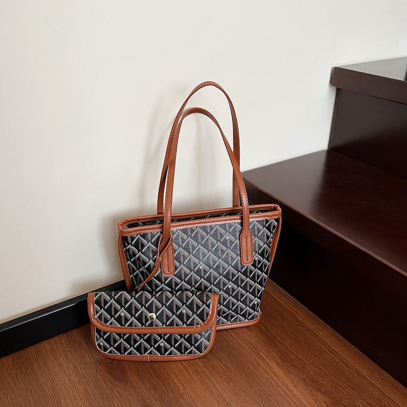 Classic Retro Tote 2025 Designer's New Trendy Large Capacity Handbag Simple Design Commuter Shoulder Bag Free Shipping