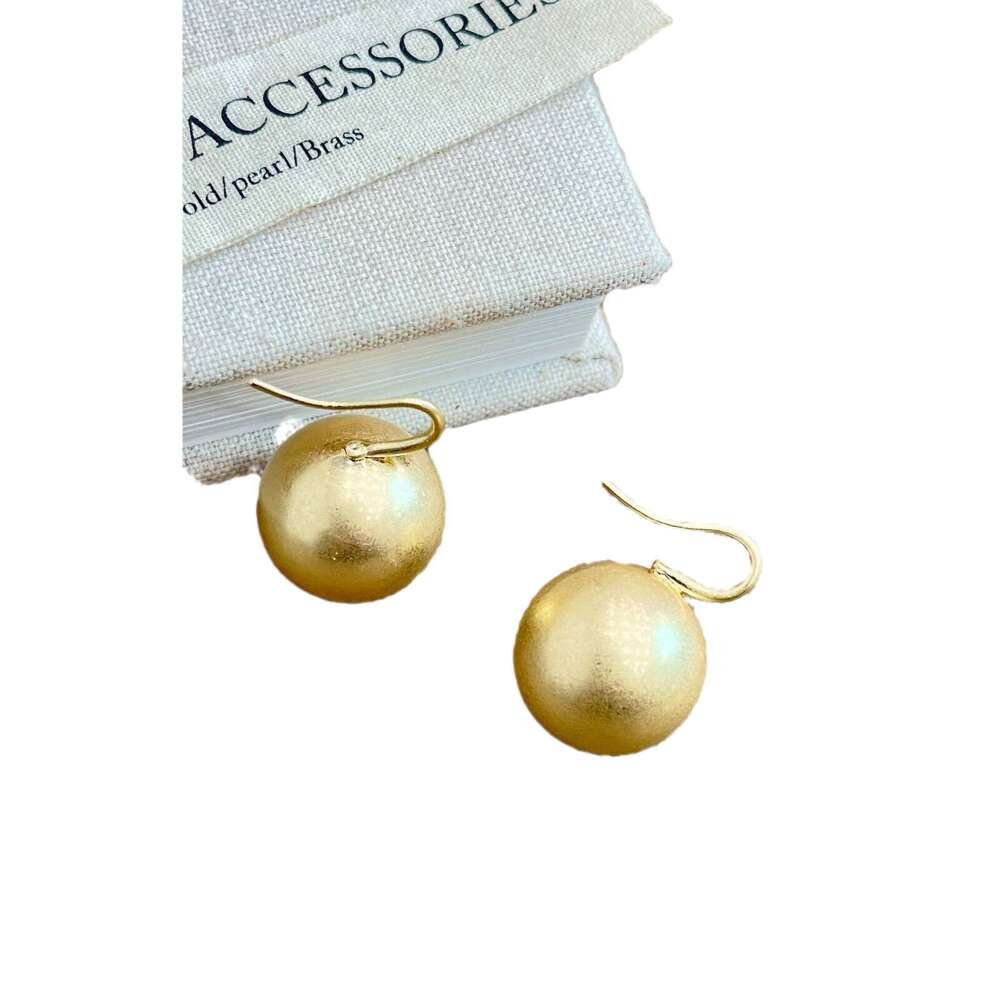 2024 New Tea Gold Pearl Earrings Autumn Winter Women's Elegant High-end Hooks Ear Jewelry 06e