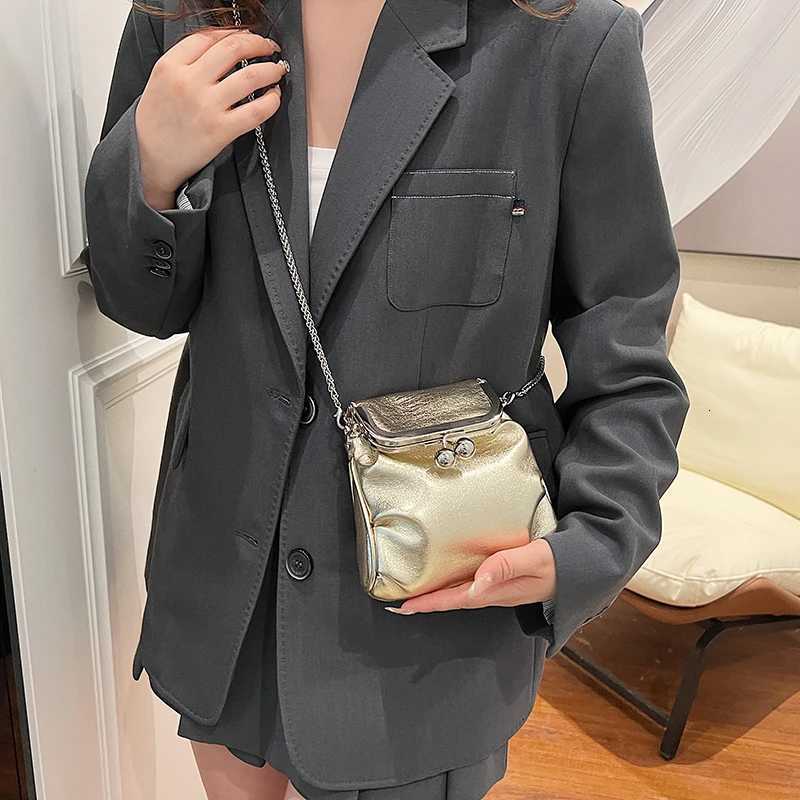1 Piece of Pure Color Chain Shoulder Bag for Women Versatile Crossbody Bag FAshionable Clip Small Square Bag Y250730