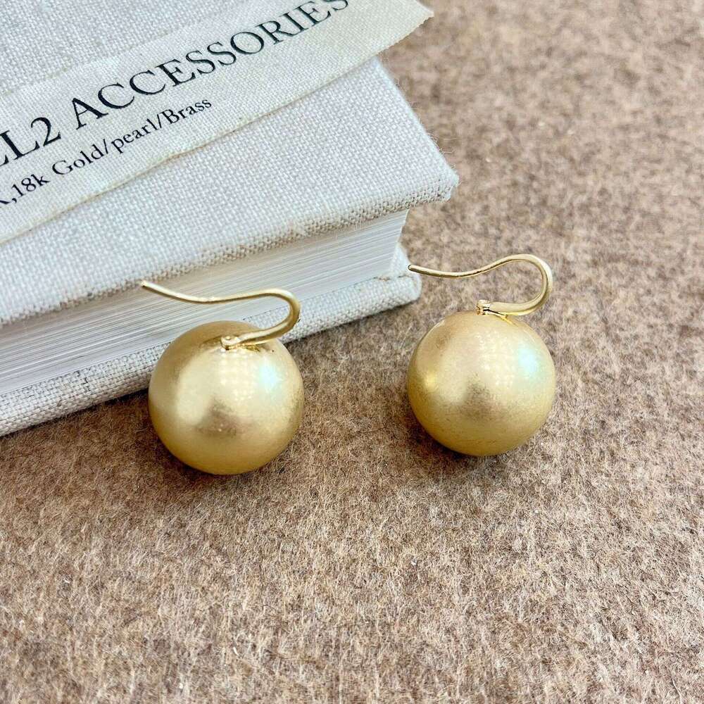 2024 New Tea Gold Pearl Earrings Autumn Winter Women's Elegant High-end Hooks Ear Jewelry 06e
