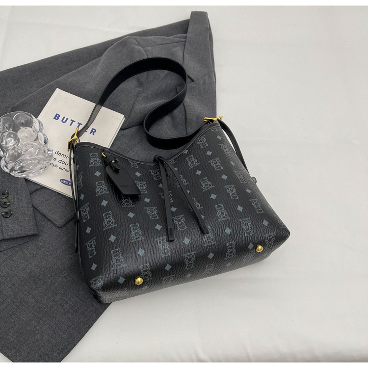 2025 New Bear Print Large Capacity Armpit Bag Women's Commuter Shoulder Bag Fashionable Texture Tote Bag