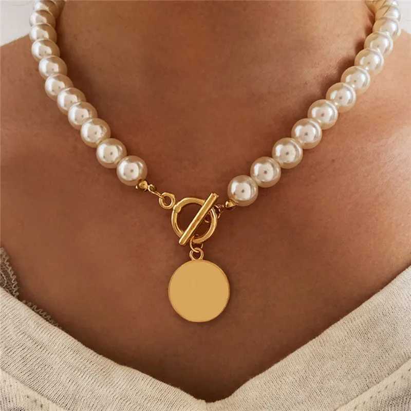 2025 Fashion Wedding Pearl Choker Necklace For Women Vintage Coin Lock Pendant Chain Jewelry on the Neck Accessories Party Gift Z250731 Z250910