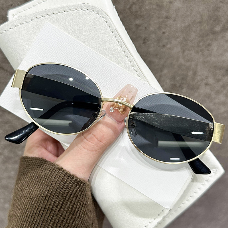 Fashionable street style pairing with sunglasses 5801