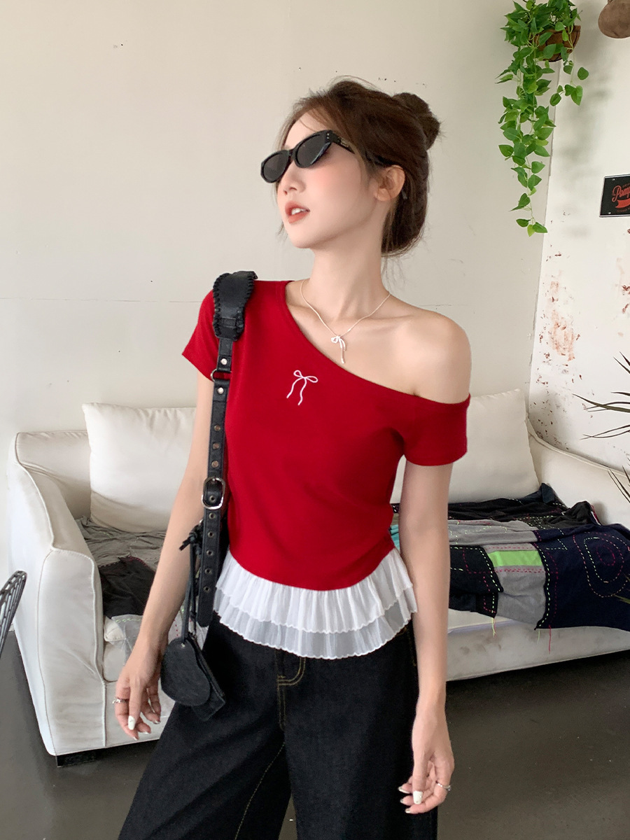 2025 red asymmetrical shoulder bow design short sleeved women's T-shirt summer new lace trimmed patch top new designer T-shirt