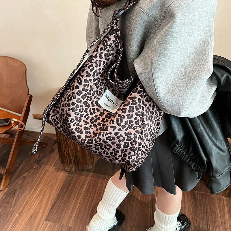 Leopard print canvas hand-held shoulder bag, large capacity mother and child bag design, fashionable street bag, casual versatile commuting women'
