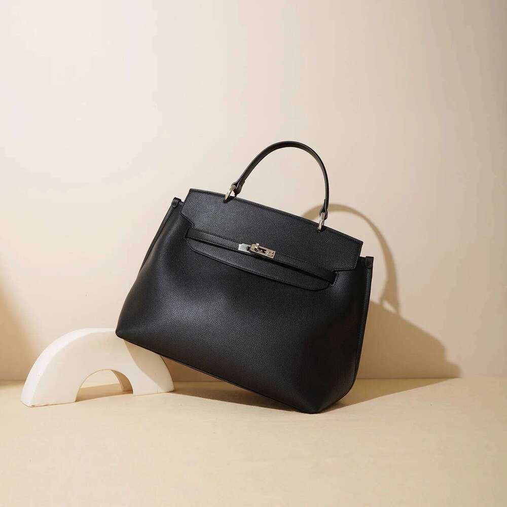 Vintage Autumn New Women's Handbag Versatile Single Shoulder Slant Cross Platinum Fashionable Feeling Small Bag