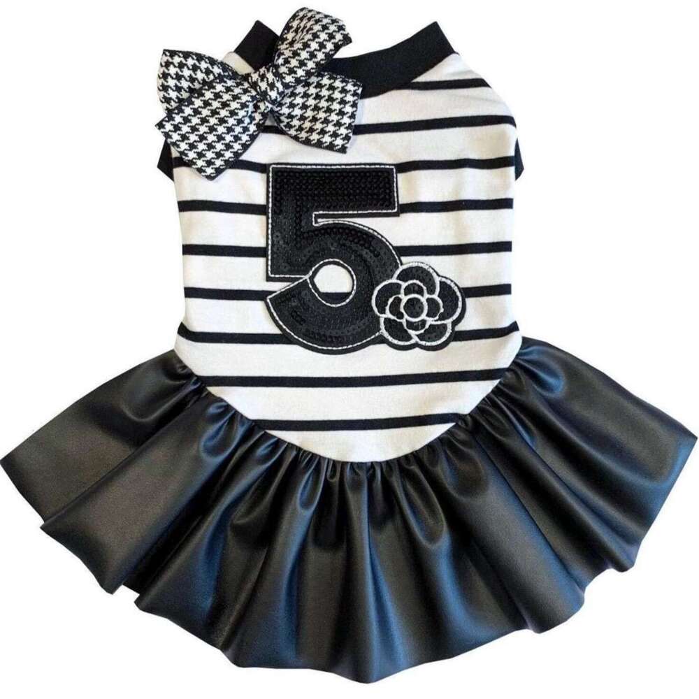 Pet clothes for small dogs and puppies in autumn and winter styles cheerful dog and cat clothing that is warm and comfortable.