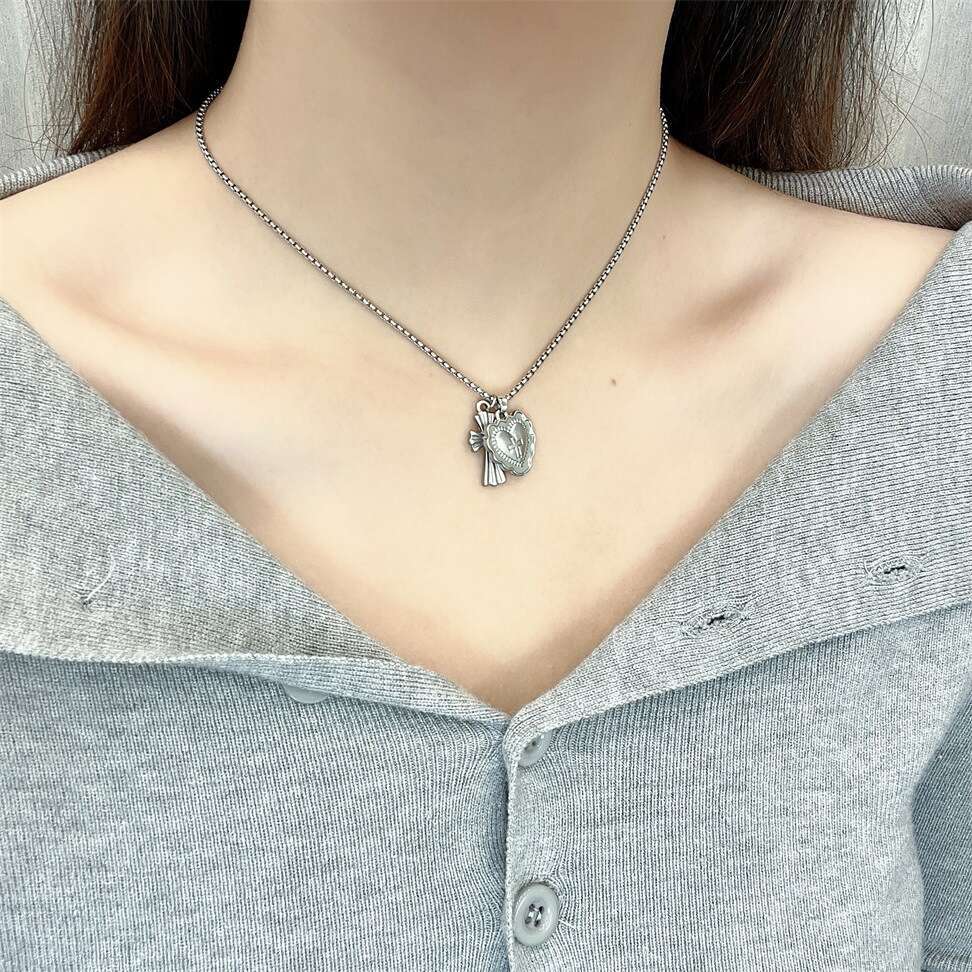 Sweet Cool Heart Cross Minimalist Style Personality Black Gothic Sweater Pendant Versatile Collarbone Sweatshirt Chain c94