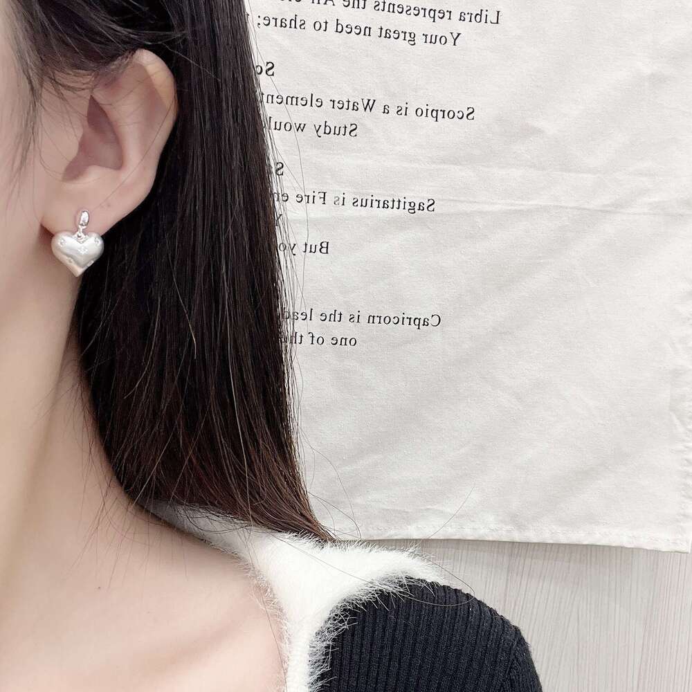 New Simple High-end Unique Personality Temperament Gold Heart-shaped Earrings for Women 68c