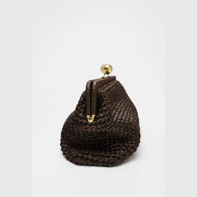 New Handwoven Raffia Shoulder Bag Womens Staw Crossbody Bag Vacation Clip Bag Clutchs Summer Design Baguette Bag Y250730