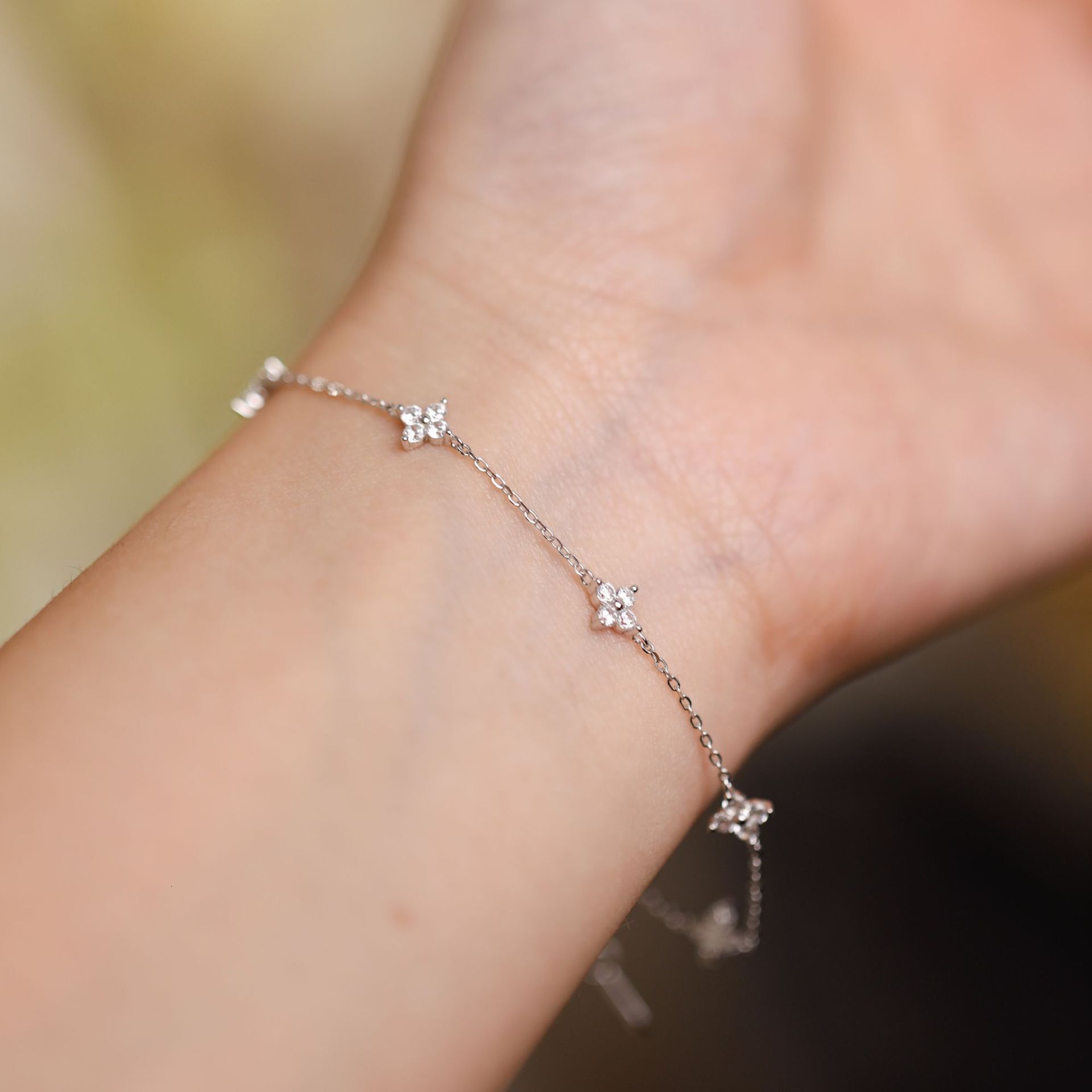 Designer Madam Bracelet Flowing Light ~ S925 Silver Plated 18K Gold Four-leaf Clover Star Bracelet Simple Zircon Pure Silver Women's Commuting