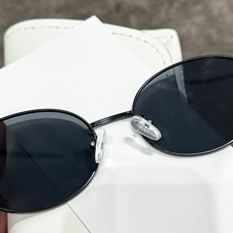 Fashionable street style pairing with sunglasses 5801