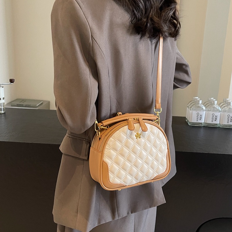 Solid color bag women 2025 high-end texture design messenger bag simple and versatile portable shell bag casual and versatile