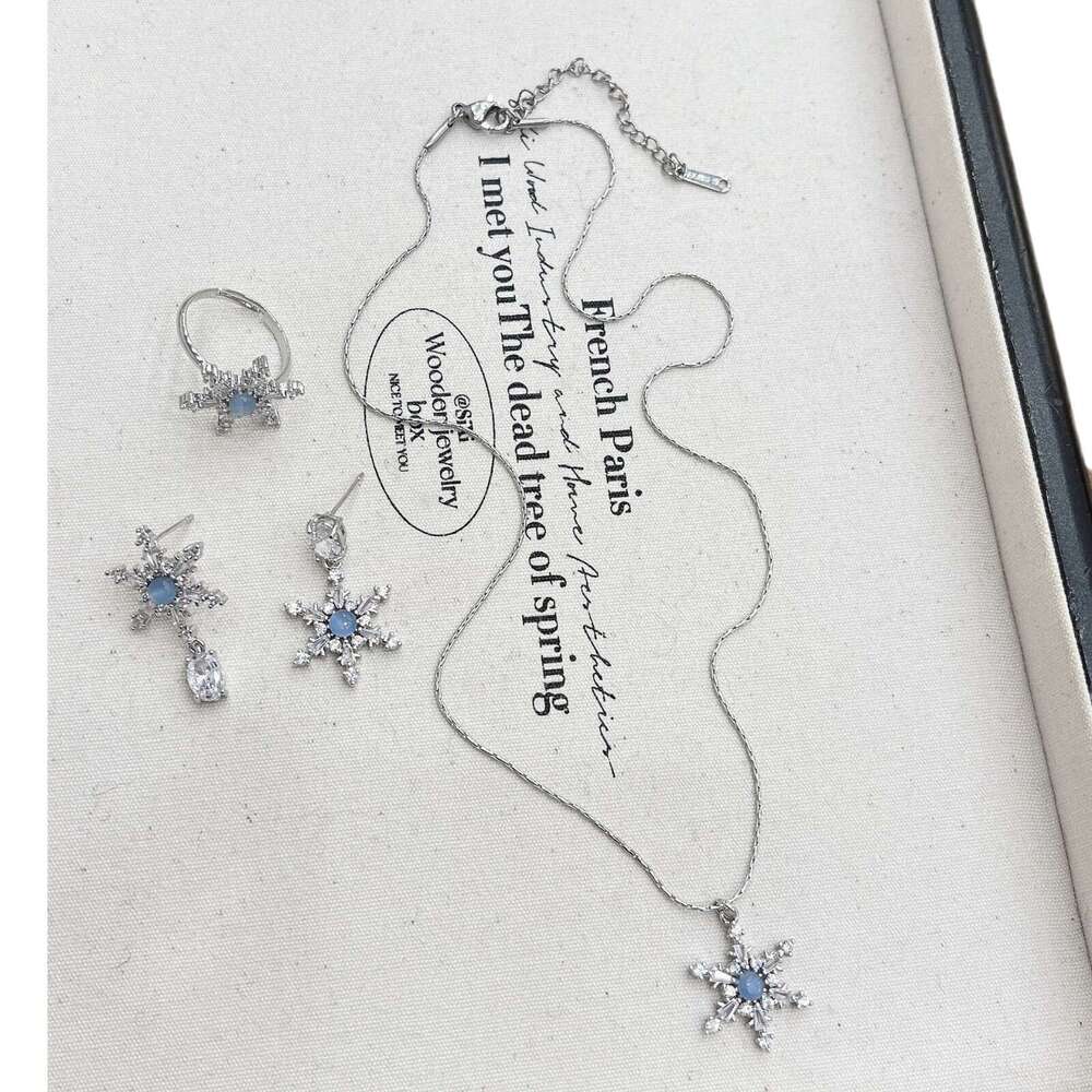 Cool Feeling Cat's Eye Snowflake Necklace for Women, Autumn and Winter Niche Atmosphere Exquisite Necklace, Light Unique Stunning Jewelry 10a