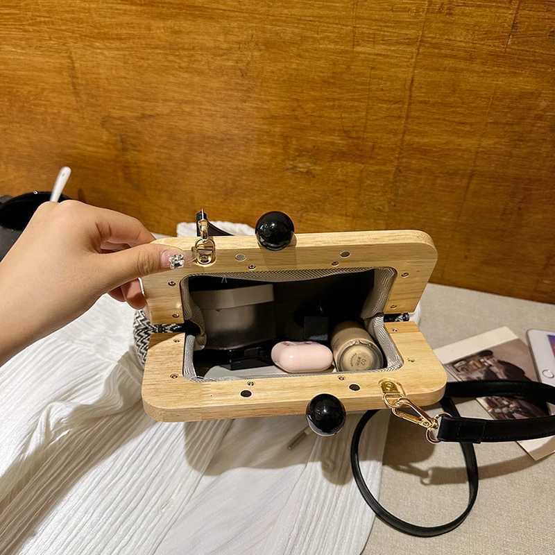 Summer Beach Straw Bag For Women Designer Cloud Bag 2024 New Wood Clip Purse Clutch Bag Shell Shoulder Crossbody Bags Fashion Y250730