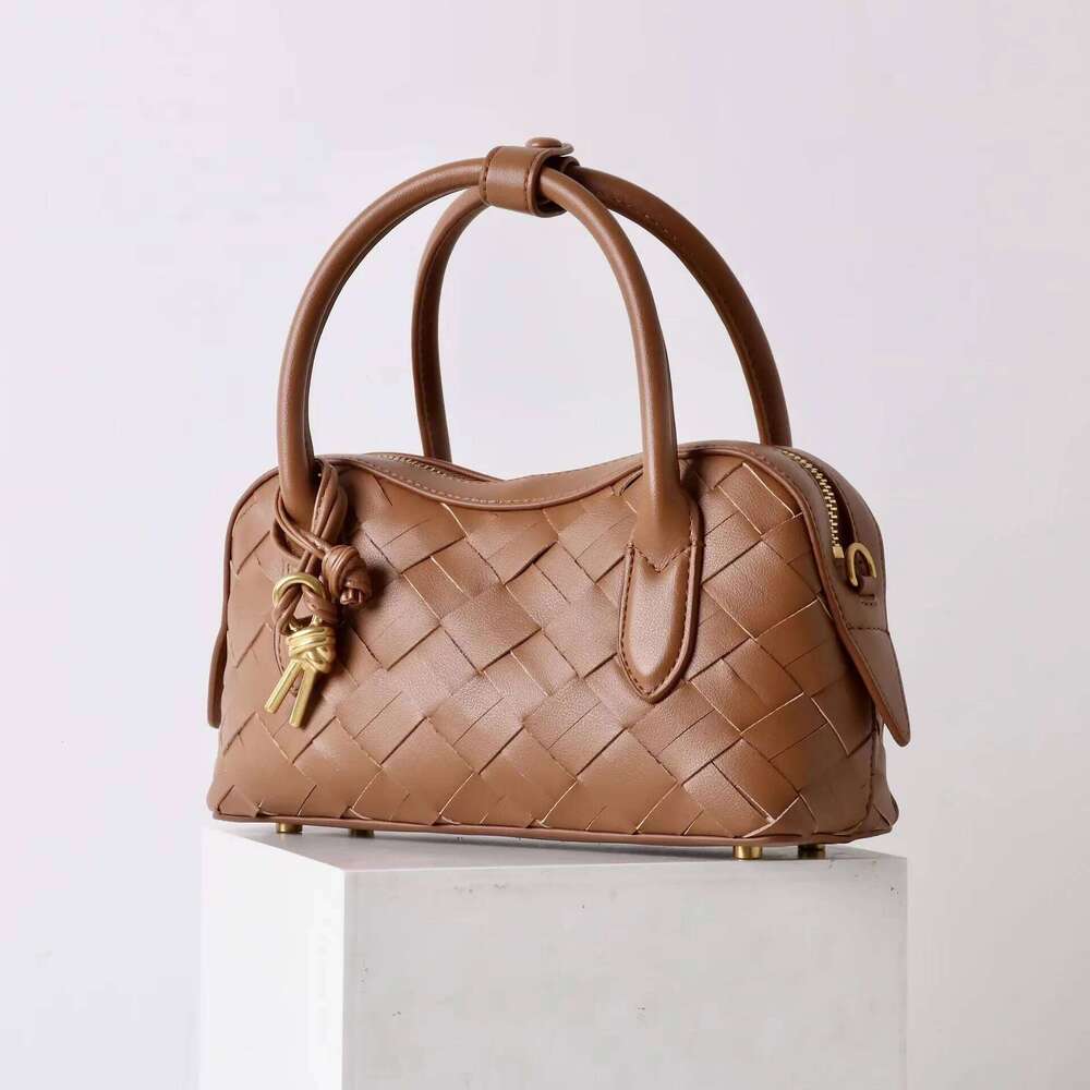 Cowhide braided 2025 new niche design genuine leather vintage one-shoulder crossbody bag fashionable ladies handbag