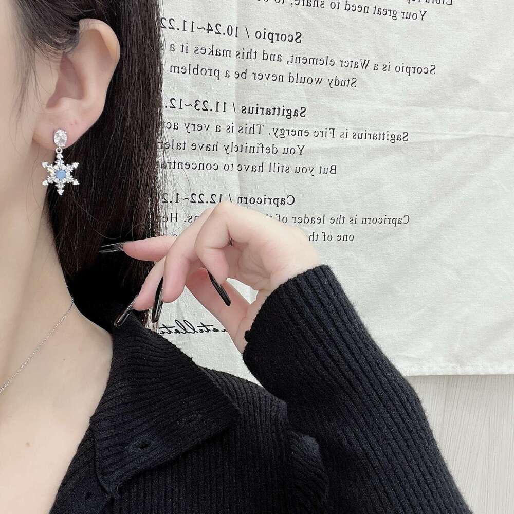 Cool Feeling Cat's Eye Snowflake Necklace for Women, Autumn and Winter Niche Atmosphere Exquisite Necklace, Light Unique Stunning Jewelry 10a