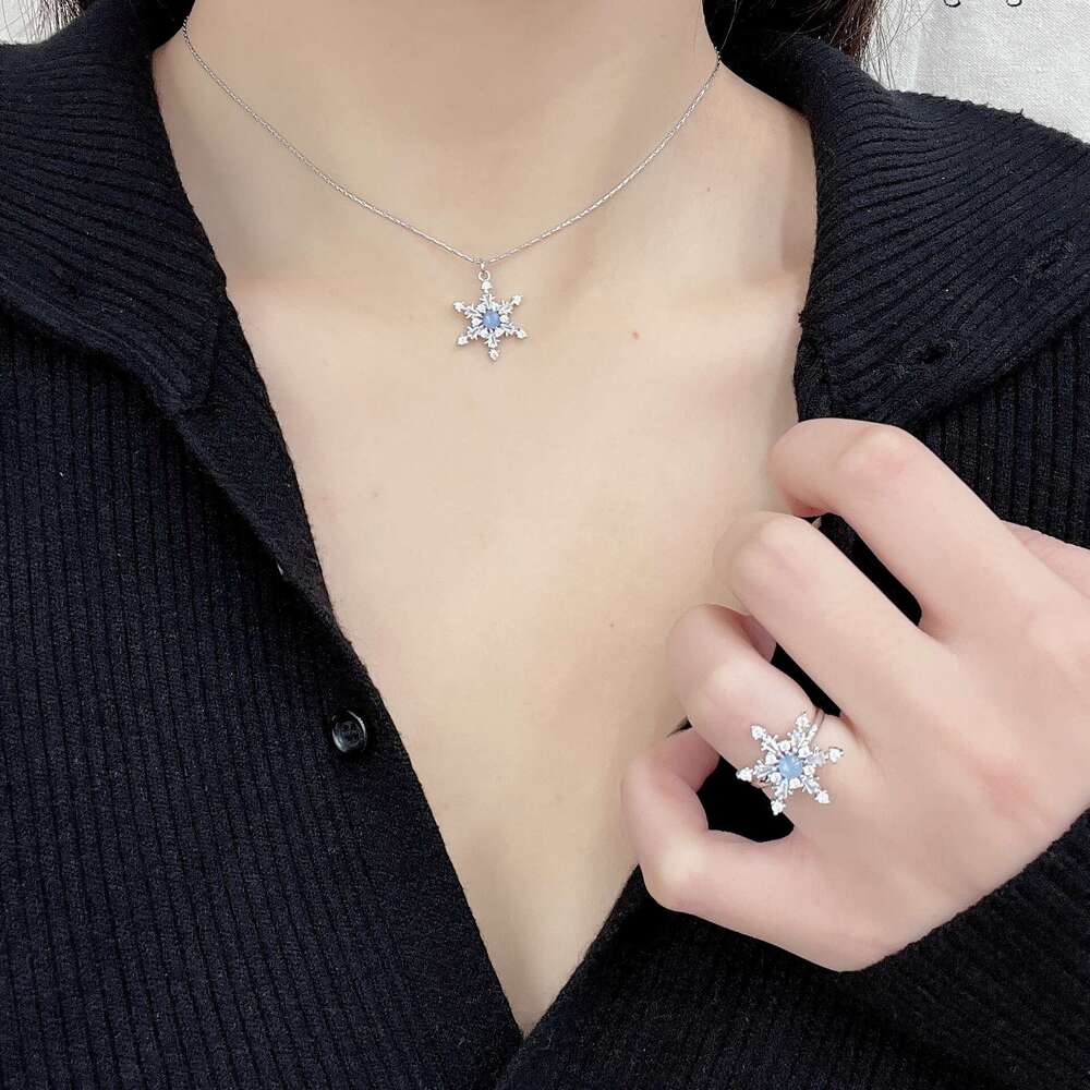 Cool Feeling Cat's Eye Snowflake Necklace for Women, Autumn and Winter Niche Atmosphere Exquisite Necklace, Light Unique Stunning Jewelry 10a