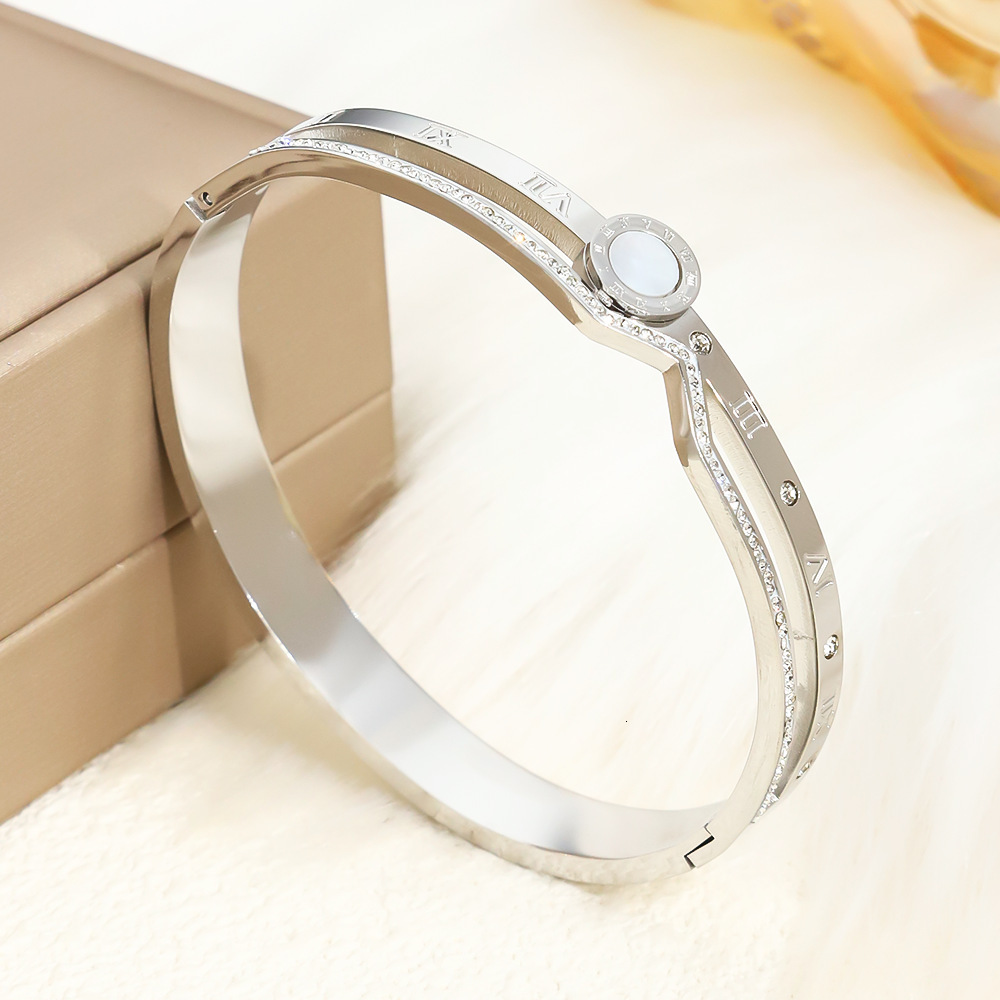 Commuter Bracelet 18K Gold Designer bracelet Plated Egg-Shaped Clasp Open Women's Gold Bracelet Madam High-End Stainless Steel Bracelet