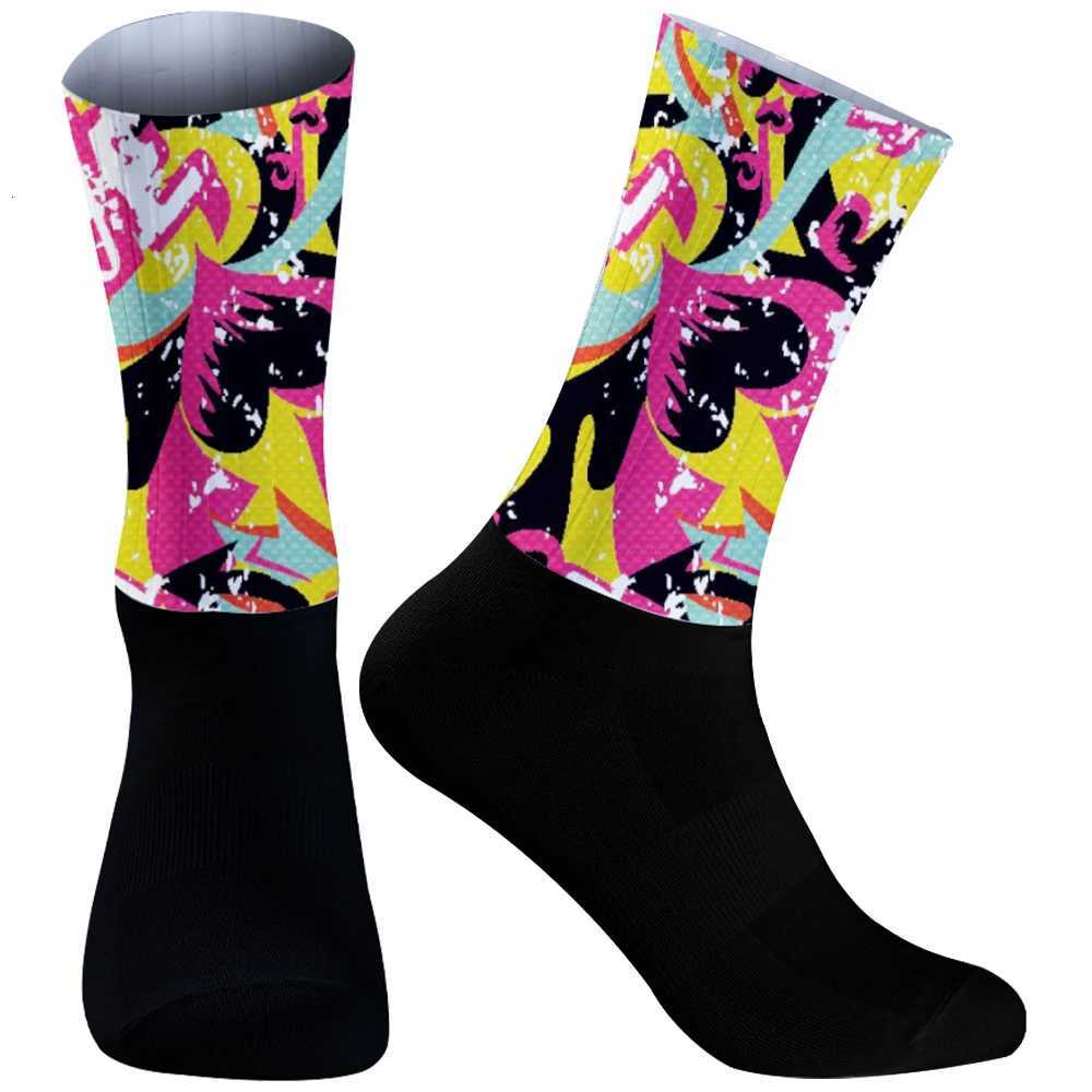 Summer Comfortable Sweat Non-Slip Graffiti Skull Patterns Cycling Socks New Highway Motion Basketball Cycling Socks Z250731