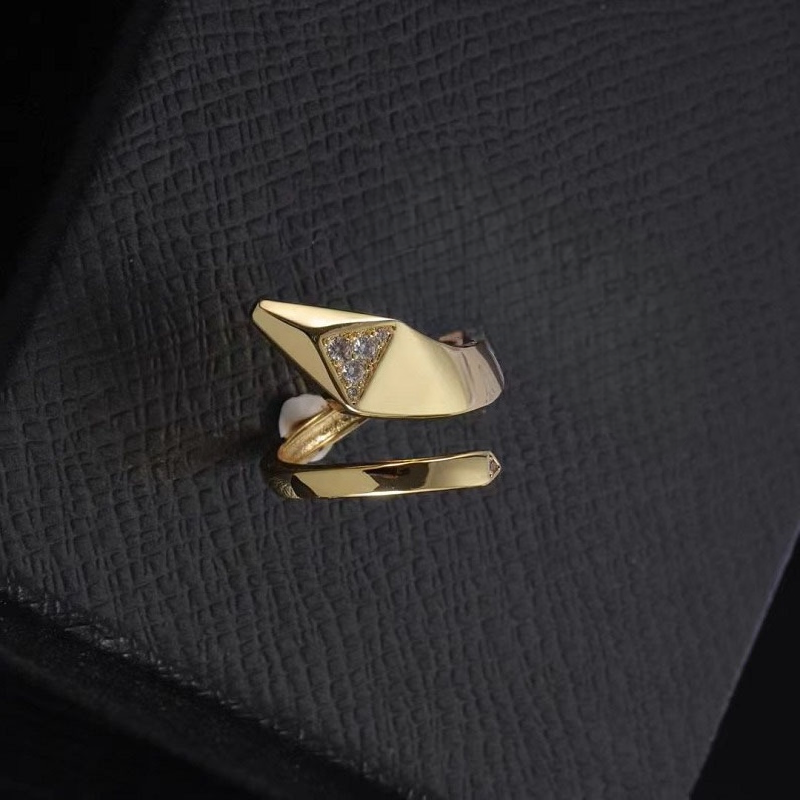 Designer Rings INS Wind Niche Free Simple Ring Snake Design for Women Paved Cubic Zirconia Fashion Personality Versatile High-end Sense Ring 18K Gold 