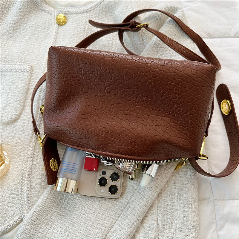 Large-capacity bag women's 2025 spring and summer new Korean version lychee pattern shoulder messenger bag retro Boston women's bag