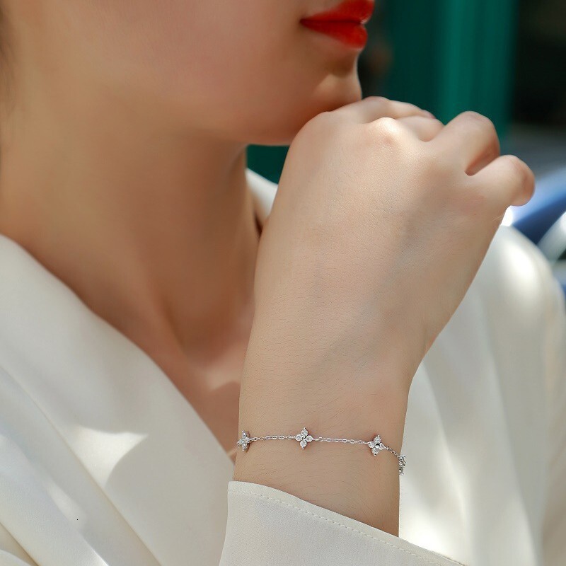 Ladies 2025 New Style Designer Bracelet Clasp Moissanite Five-flower Bracelet S925 Silver Non-fading Light Madam Luxury High-end Bracelet Wholesale