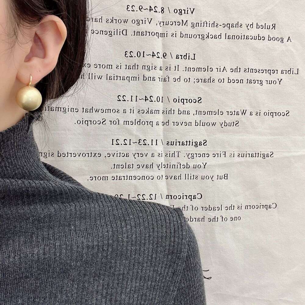 2024 New Tea Gold Pearl Earrings Autumn Winter Women's Elegant High-end Hooks Ear Jewelry 06e