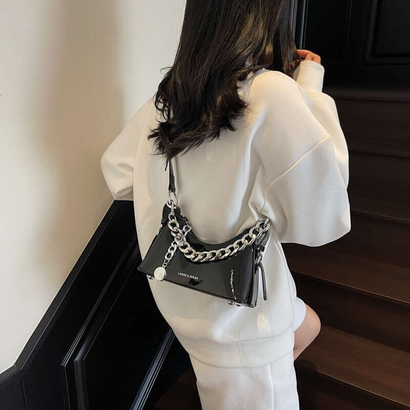 Black patent leather chain crescent bag, fashionable single shoulder crossbody handbag, versatile daily street fashion women's bag