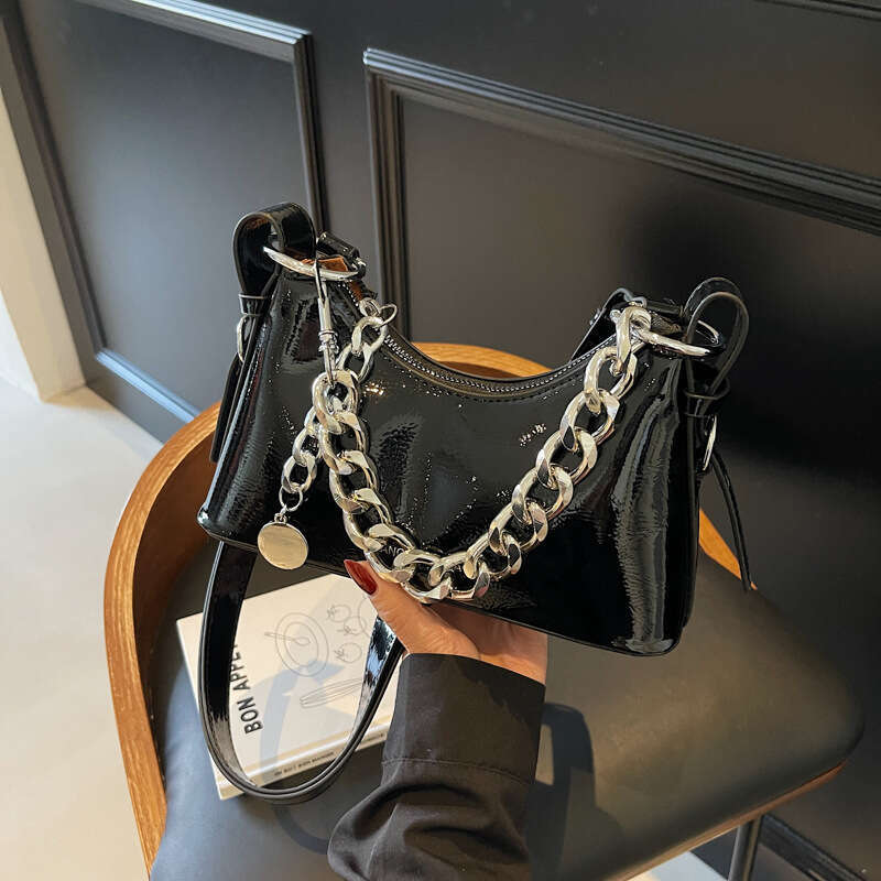 Black patent leather chain crescent bag, fashionable single shoulder crossbody handbag, versatile daily street fashion women's bag