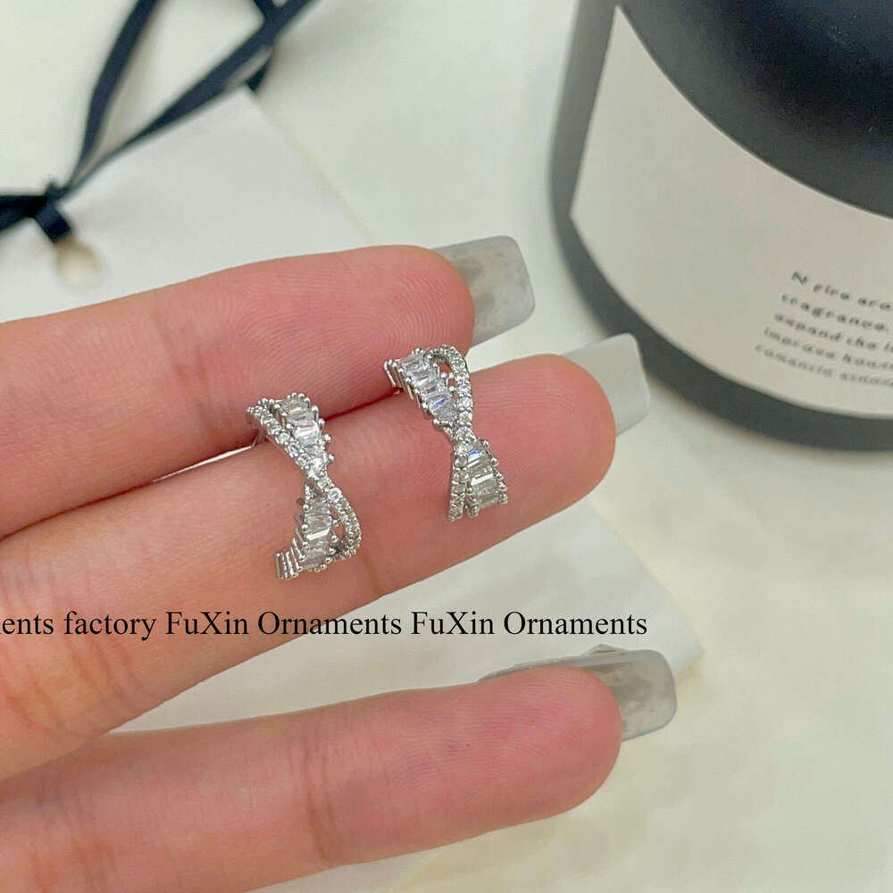 Fashionable Elegant Super Shiny Zircon Hoop for Women Double Layer Cross Design Light High-end Niche Stud Earrings 6c4