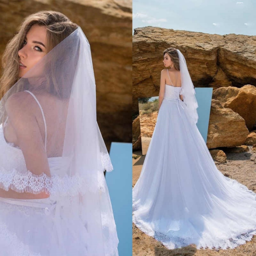 Customized Two Tiers Lace Edge Bridal Gowns Marriage Fingertip Length Wedding Veil with Comb Wedding Accessories