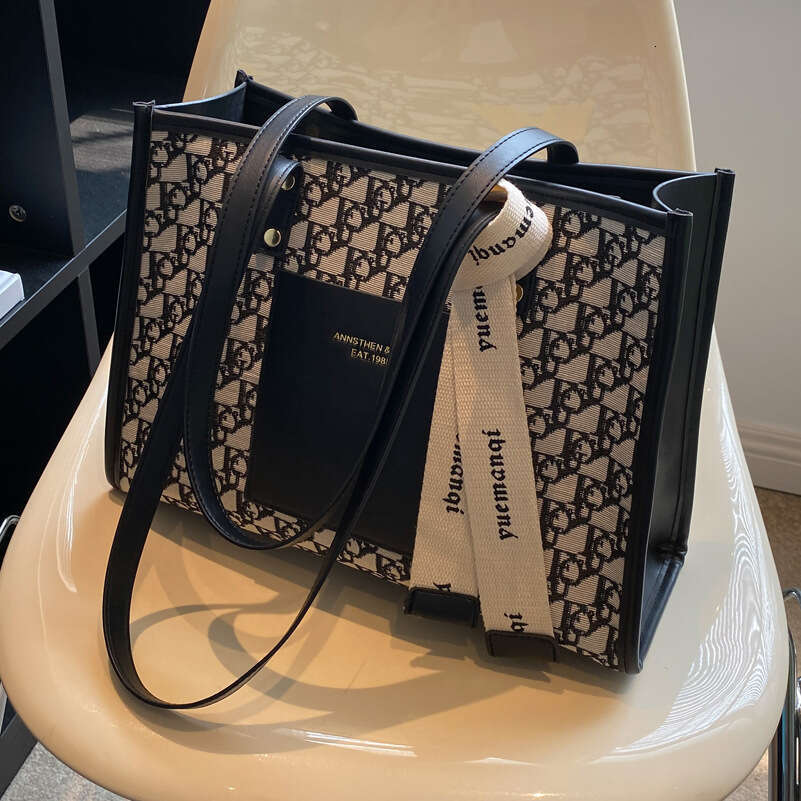 Woman Shopping Bag Black and white presbyopia canvas tote bag, large capacity hand-held shoulder bag, fashionable and versatile commuting bag for outd