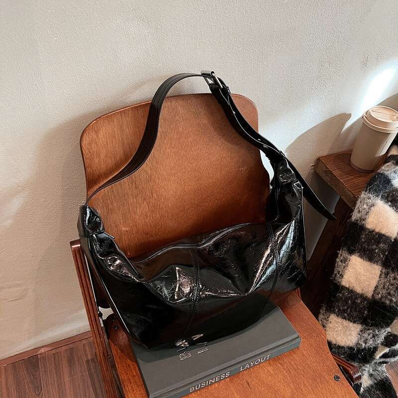 Black patent leather shoulder crossbody bag with fashionable pleated design, versatile handbag for daily streetwear, trendy women's bag