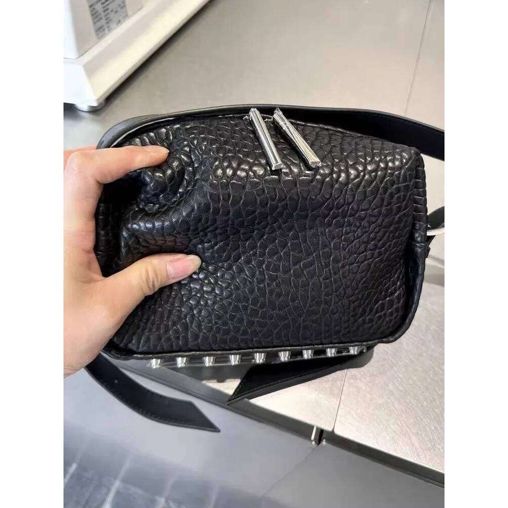 Luxury Designer Niche Office Women Sheepskin Soft Shell Underarm Shoulder Rivet Strap Crossbody Bag Flip