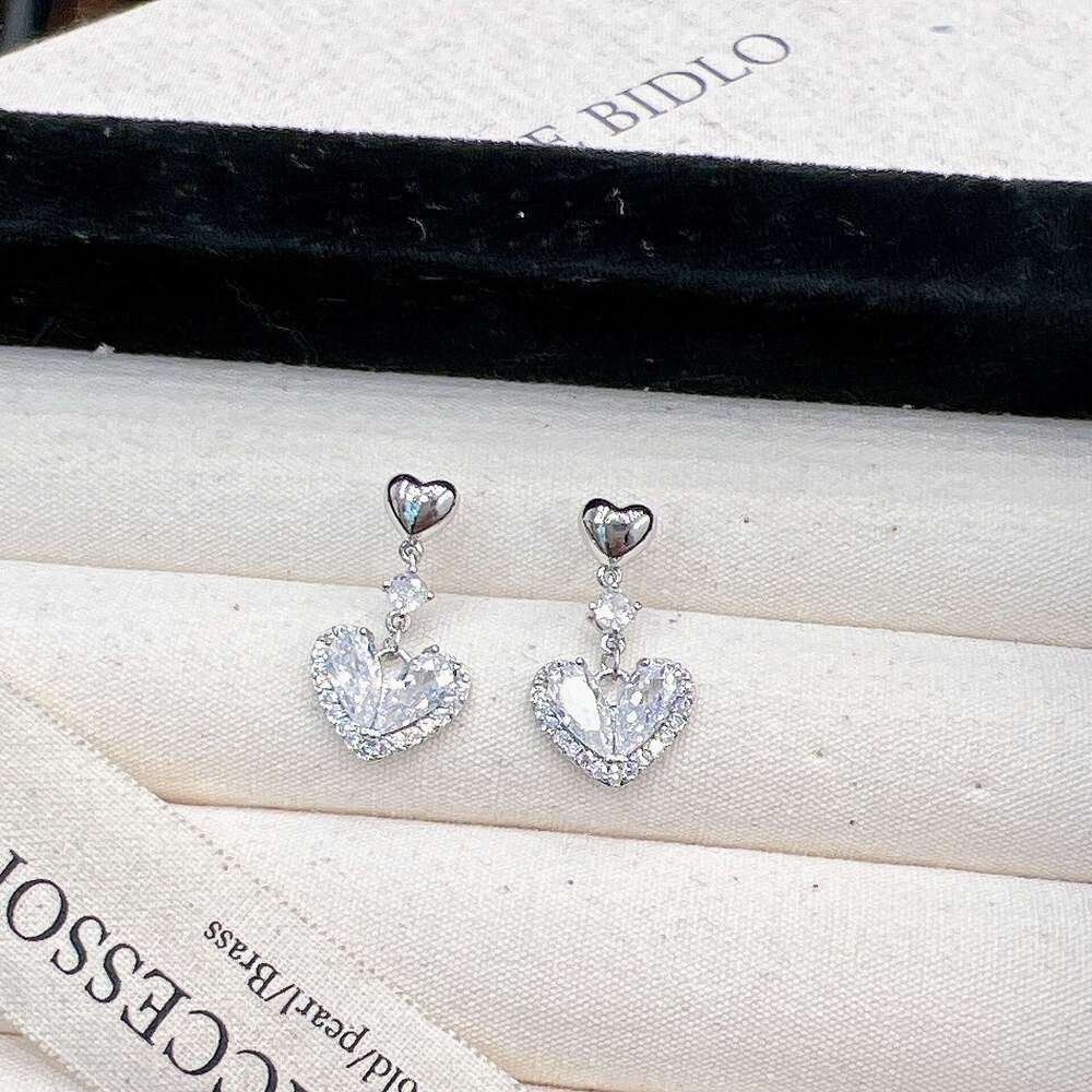 Super Sparkling Heart 2024 New Zircon Stud for Women High-end Elegant Light Earrings Niche Ear Jewelry ede