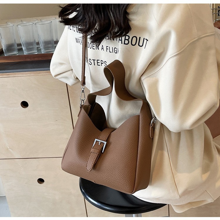 Retro high-end sense fashionable large-capacity oblique span bag women's new 2025 spring commuting versatile shoulder bucket bag