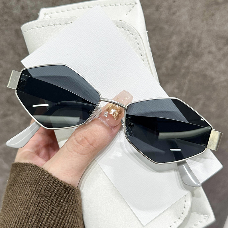 Fashionable street style pairing with sunglasses 5802