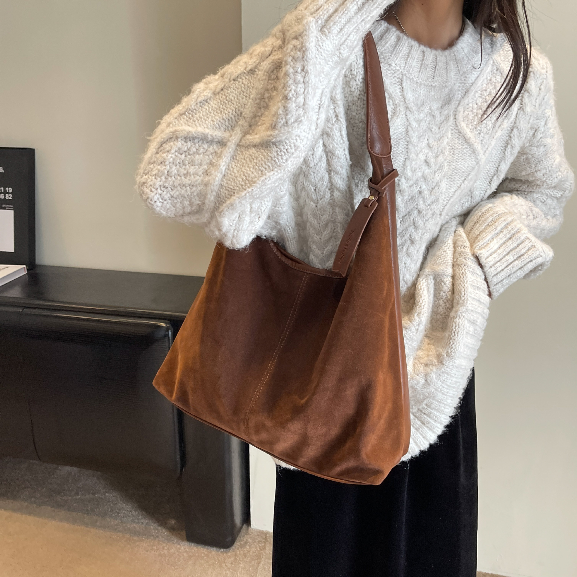 2025 New Large Designer Bag Tote Bag Purse Luxury Bag Capacity Handheld Shoulder Bag Suede Vintage Niche Commuter Bag Versatile Tote Bucket Bag For Wo