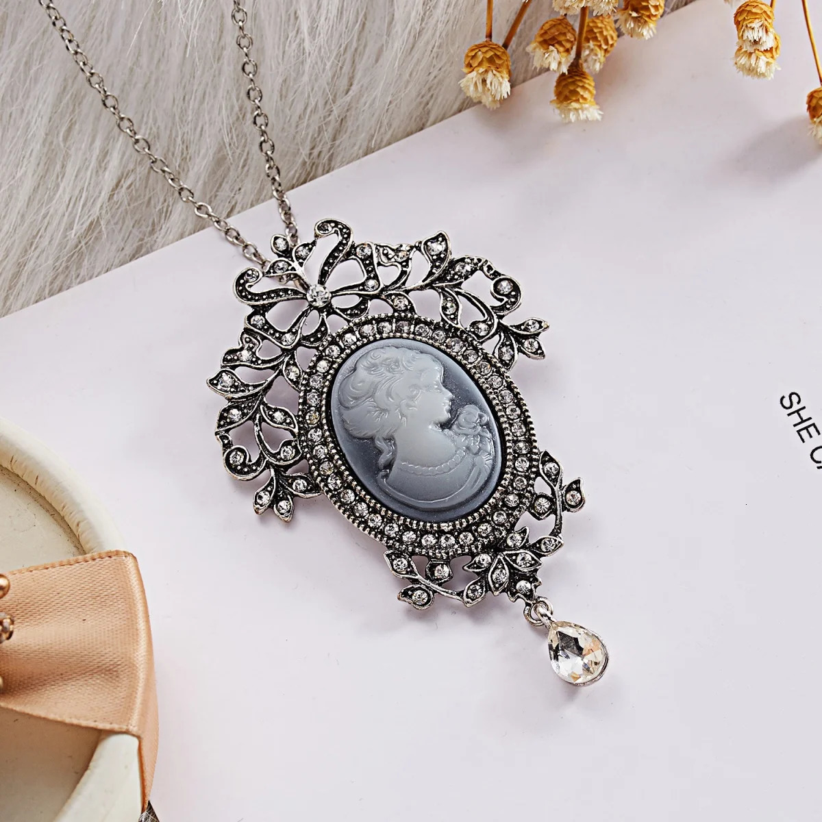 Vintage Cameo Beauty Portrait Pendant Necklace For Women Men Resin Lady Queen Flower Butterfly Long Sweater Chain Jewelry 250729