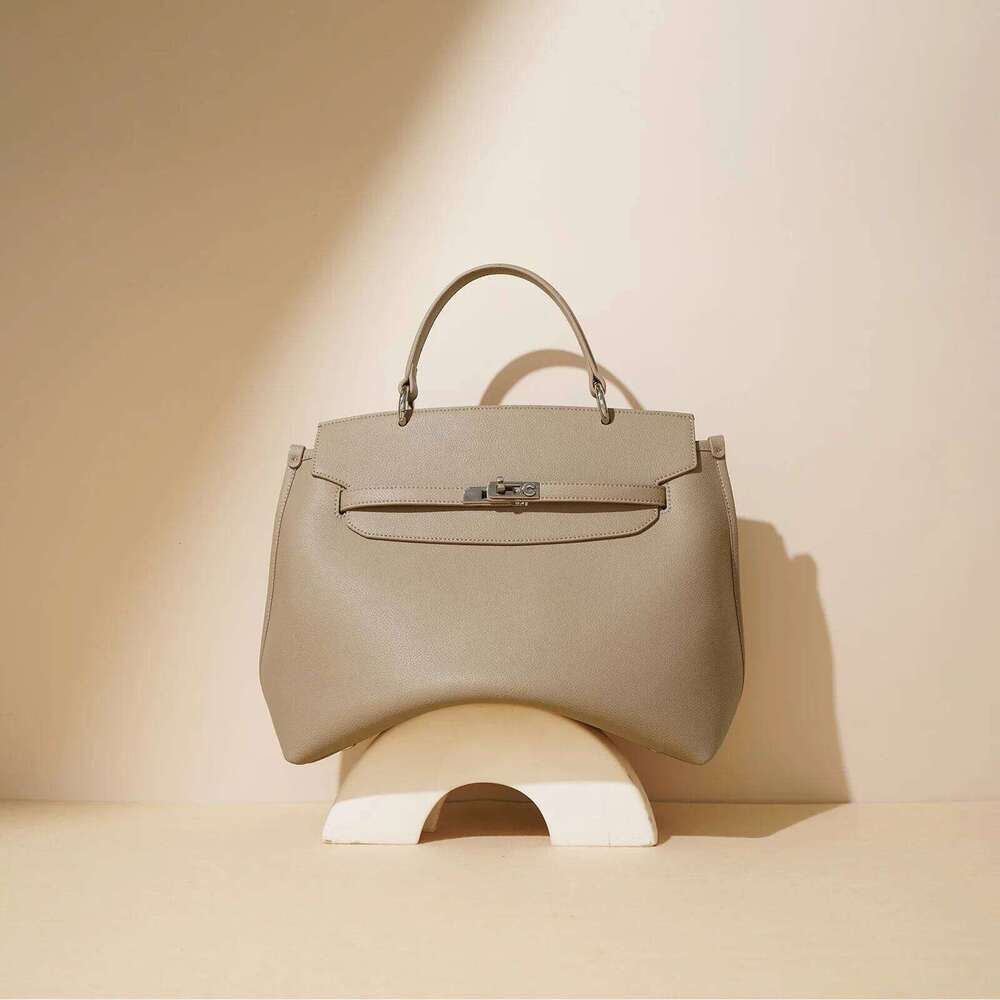 Vintage Autumn New Women's Handbag Versatile Single Shoulder Slant Cross Platinum Fashionable Feeling Small Bag