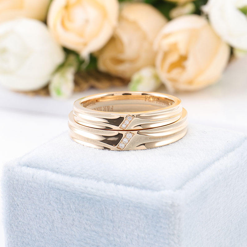 Customized Fine Jewelry Rings Classic Style 18k Gold Couples Ring Set Melee Round Cut Lab Grown Diamond Ring