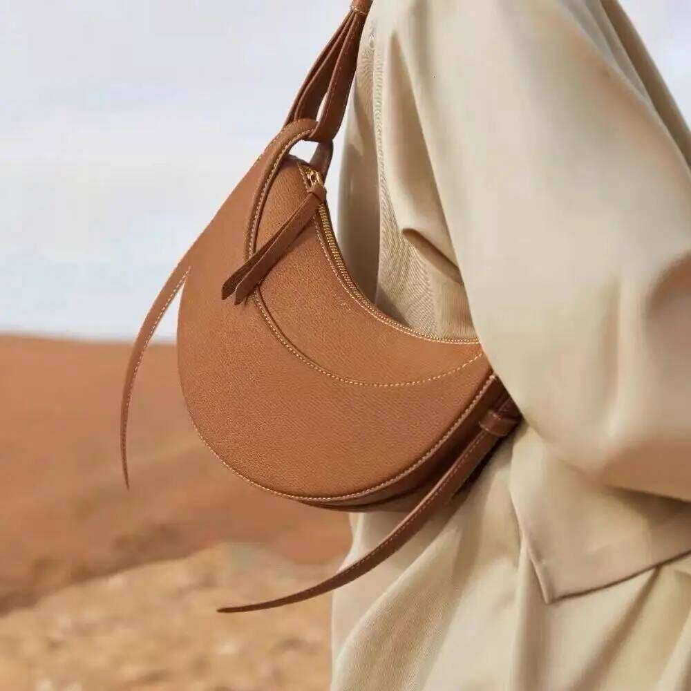 New Crossbody Niche Design Single Shoulder Women s Crescent Shaped Foreskin Armpit Saddle Universal Makeup Bag bag