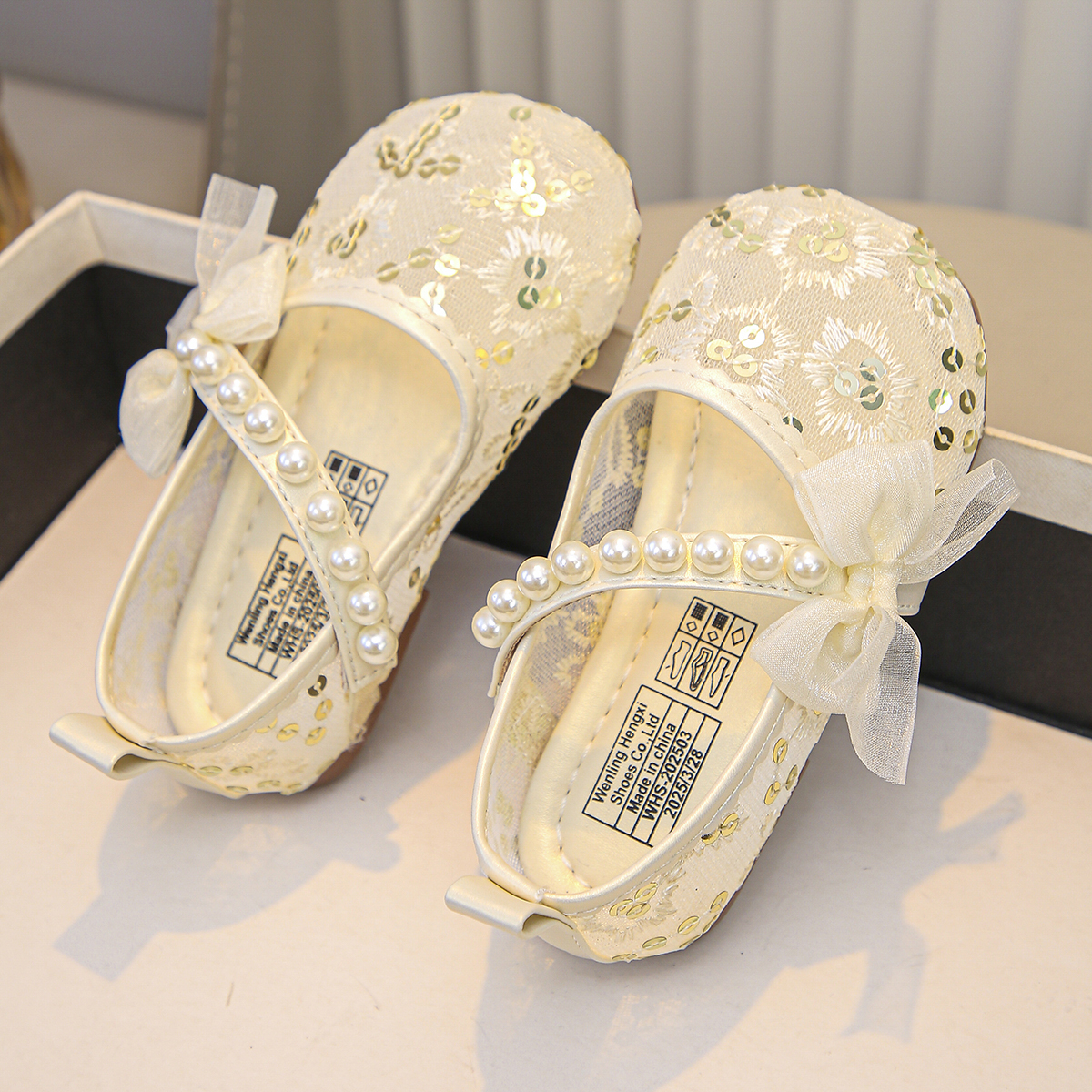 Sweet hanfu ride girls lace embroidered shoes pearl bow Exquisite single shoes