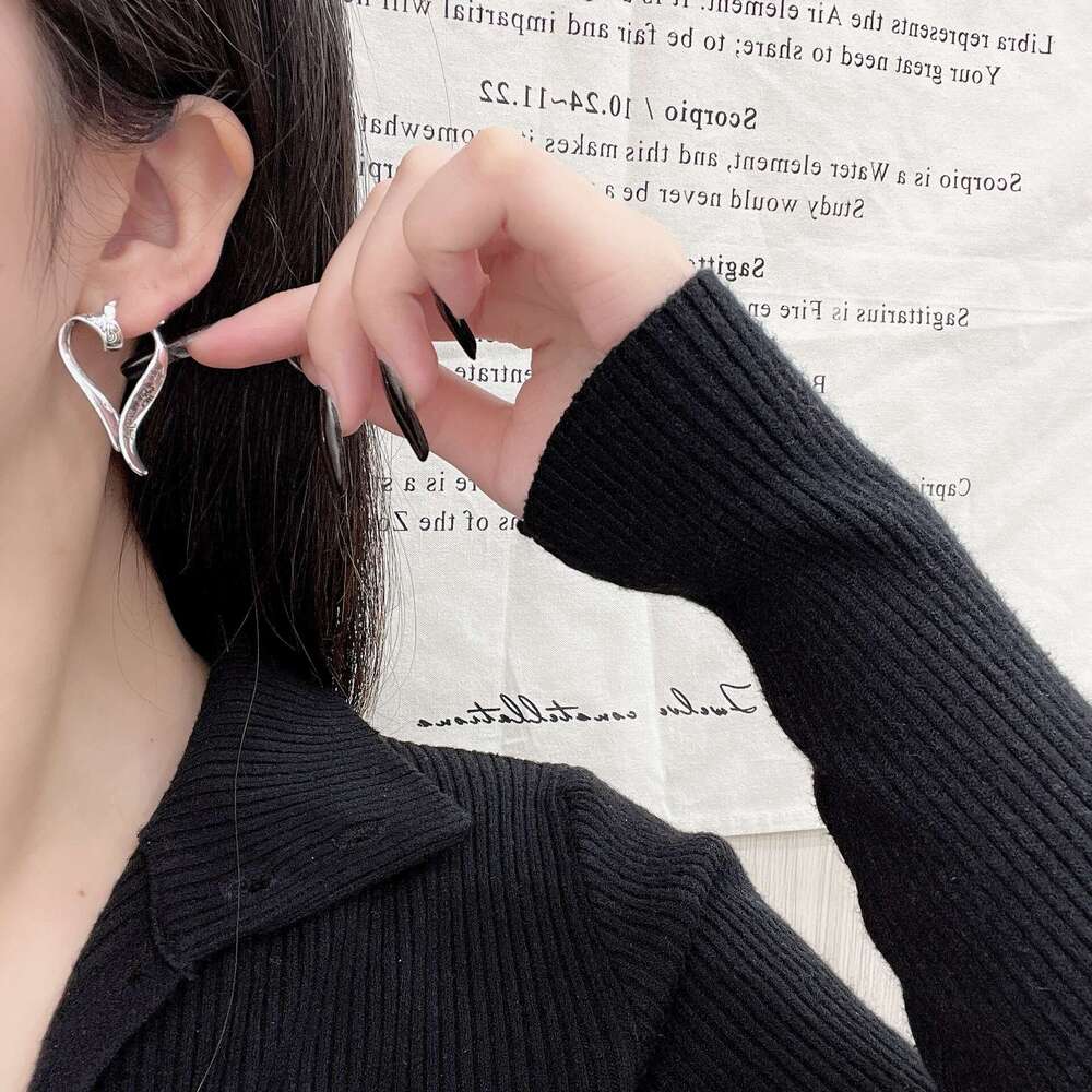 Metal Letter Heart 2024 New Style Earrings Light High-end Sense Buckle Punk Antique Bronze Color Ear Studs 64a